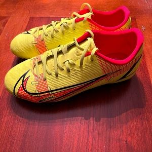 Nike boys soccer cleats neon yellow size 6